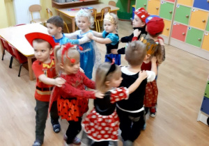Wspólny taniec dzieci.